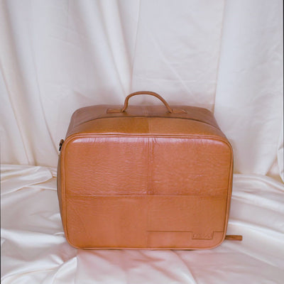 Mars whisky colored large leather suitcase or bag for travel or storing yarn and knitting project. Stor Læder kuffert eller taske til opbevaring af garn og strikketøj eller som rejsetaske.